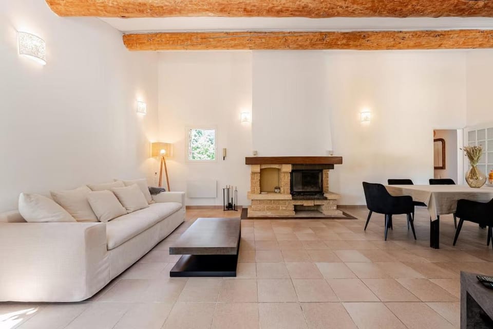 Gordes Villa avec piscine chauffée et privée , jacuzzi et pétanque calme Villa in Gordes