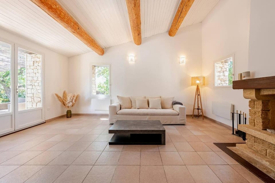 Gordes Villa avec piscine chauffée et privée , jacuzzi et pétanque calme Villa in Gordes