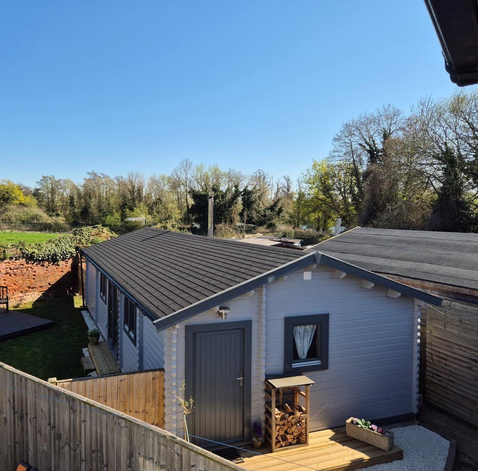 Chalet close to Heathrow T5, Windsor Castle, Legoland, Thorpe Park, with off road parking, free Wifi, private garden, spacious & fully equipped, cozy wood burner & comfy sofa, ideal for exploring London with trains to Waterloo, a beautiful unique retreat House in Slough