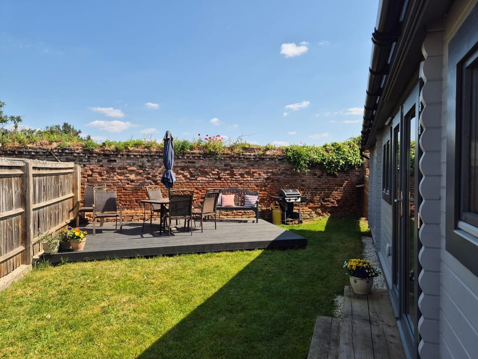 Chalet close to Heathrow T5, Windsor Castle, Legoland, Thorpe Park, with off road parking, free Wifi, private garden, spacious & fully equipped, cozy wood burner & comfy sofa, ideal for exploring London with trains to Waterloo, a beautiful unique retreat House in Slough
