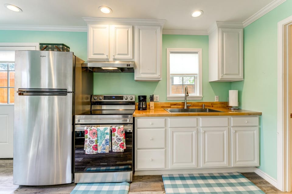 Walk to Pier & Dining: Central Rockport Cottage House in Rockport