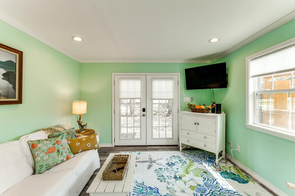 Walk to Pier & Dining: Central Rockport Cottage House in Rockport