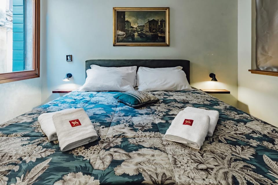 Bed, towels