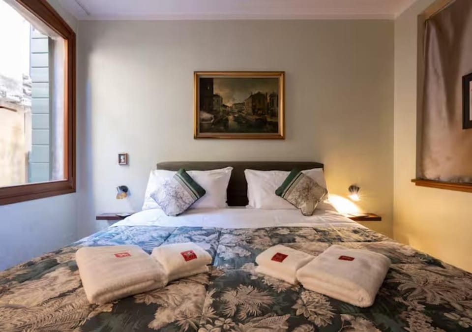 Bed, Bedroom, towels