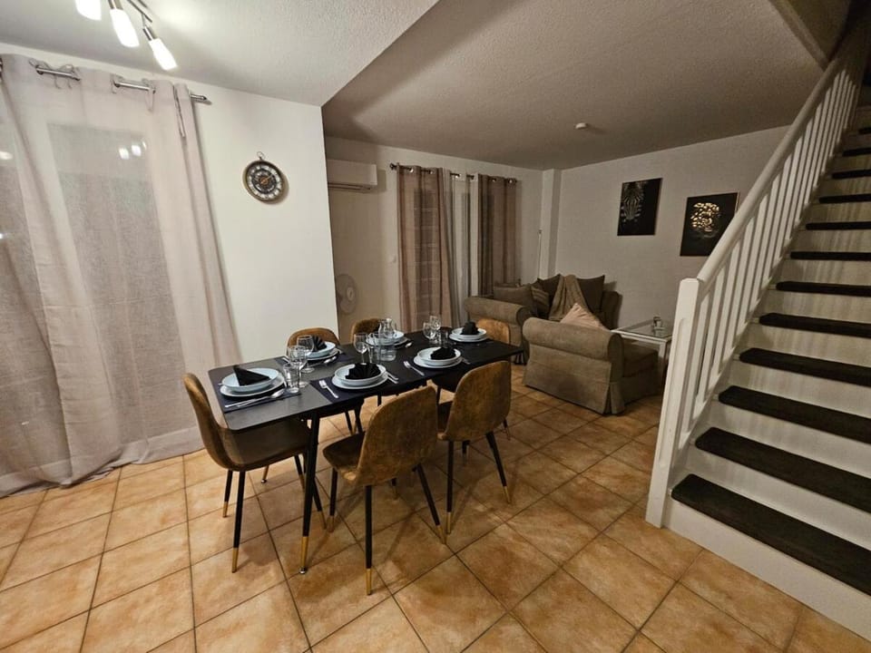 Living room, Dining area
