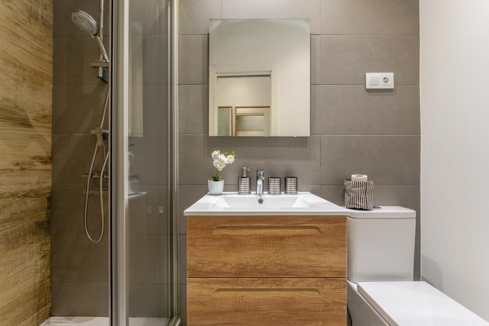 3min Walk - Retiro & Atocha - Luxury District and Desk Apartment in Centro