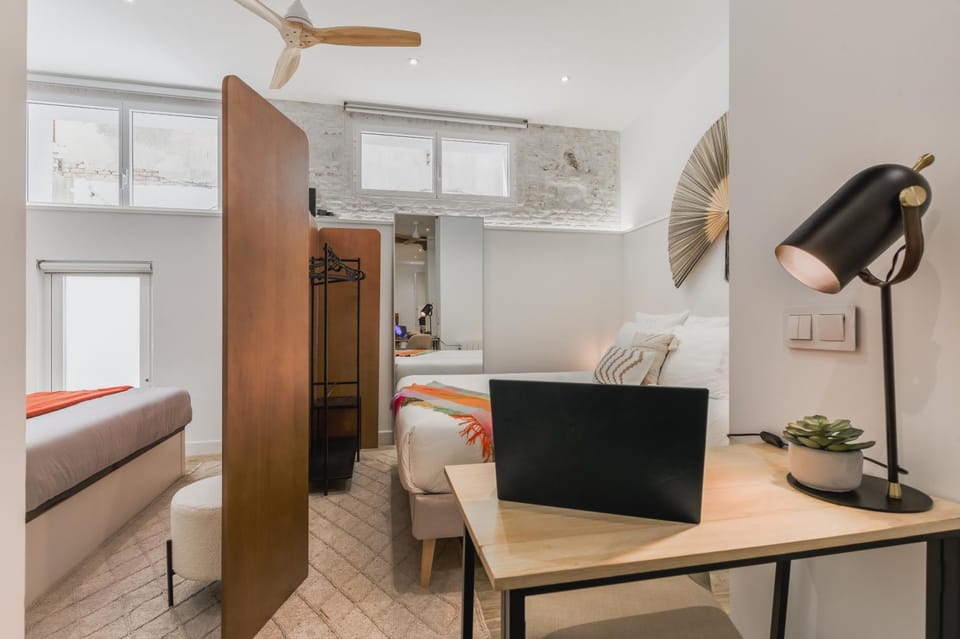 3min Walk - Retiro & Atocha - Luxury District and Desk Apartment in Centro