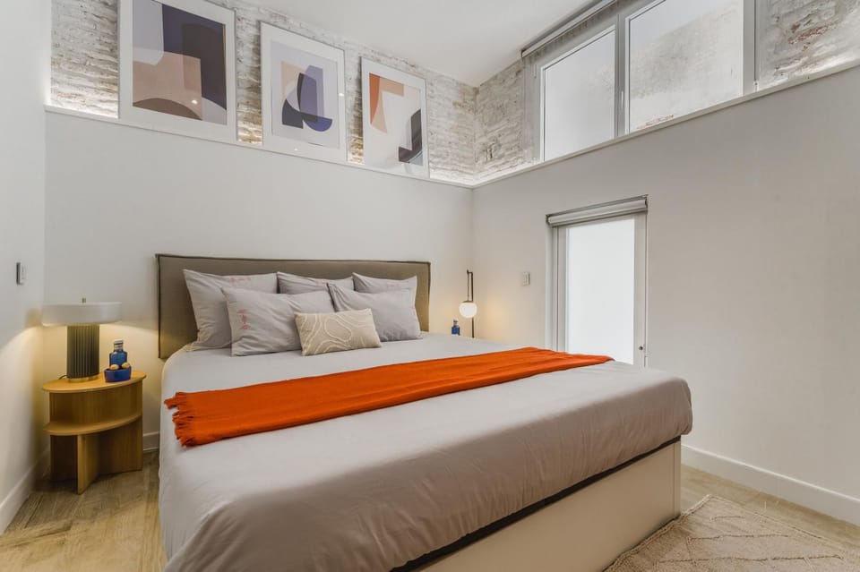 3min Walk - Retiro & Atocha - Luxury District and Desk Apartment in Centro