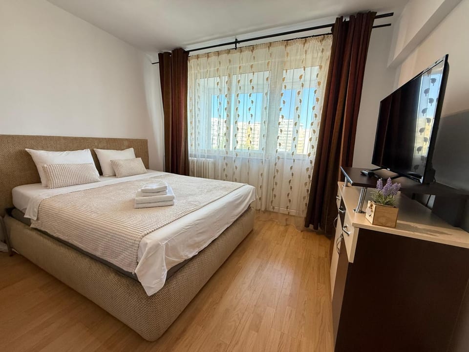 Bed, TV and multimedia, Photo of the whole room, Bedroom