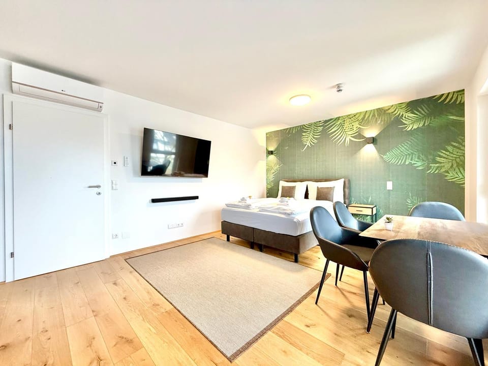 Bed, TV and multimedia, Photo of the whole room, Seating area, Dining area, Bedroom