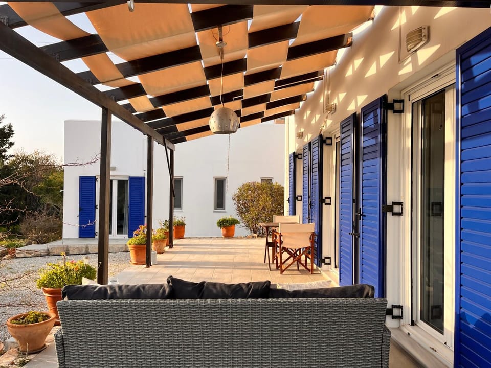 Property building, Patio, Day, Balcony/Terrace, Balcony/Terrace, Seating area
