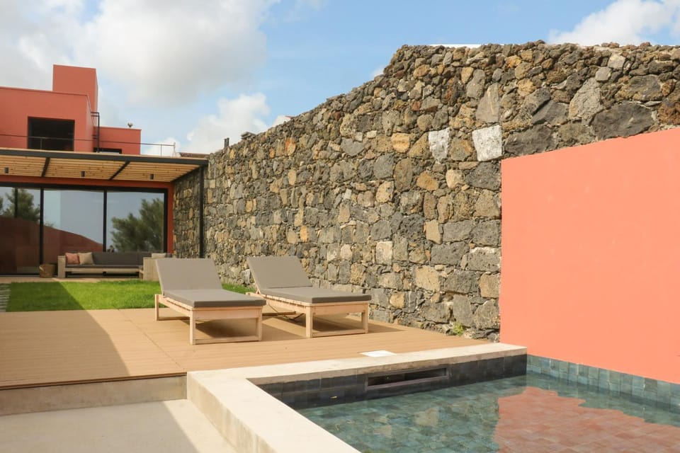 Swimming pool, sunbed