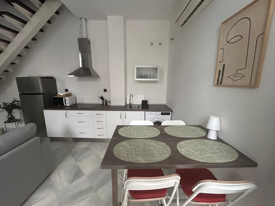Kitchen or kitchenette, Dining area