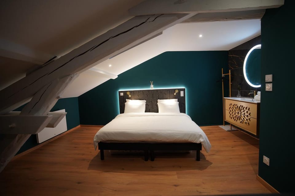 Bed, Photo of the whole room, Bedroom