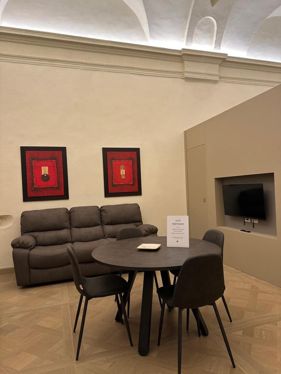 Design Suite in Historical Palace Apartment in Bologna