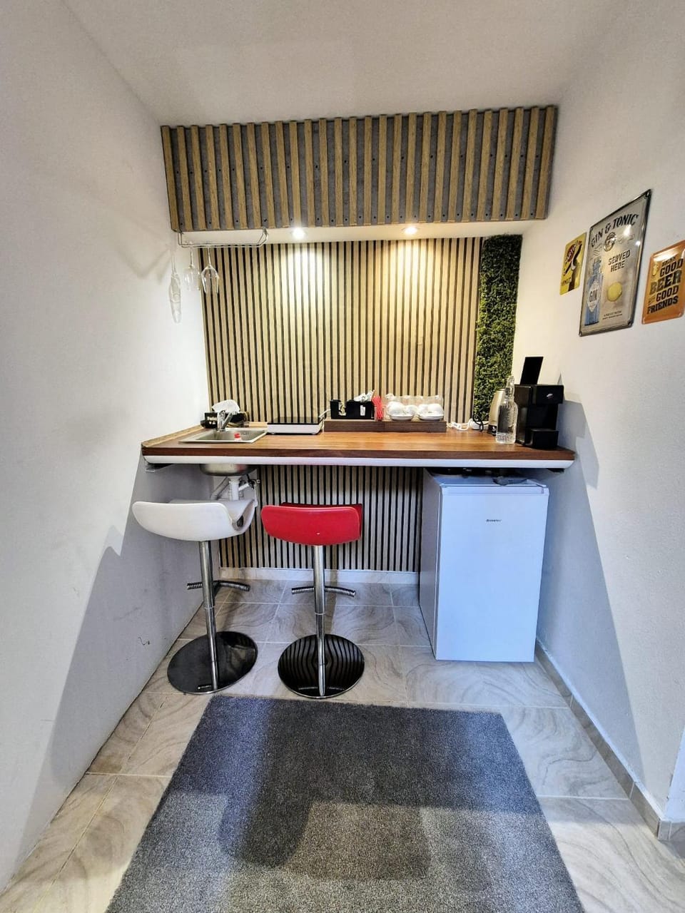 Coffee/tea facilities, Kitchen or kitchenette, hair dresser, minibar