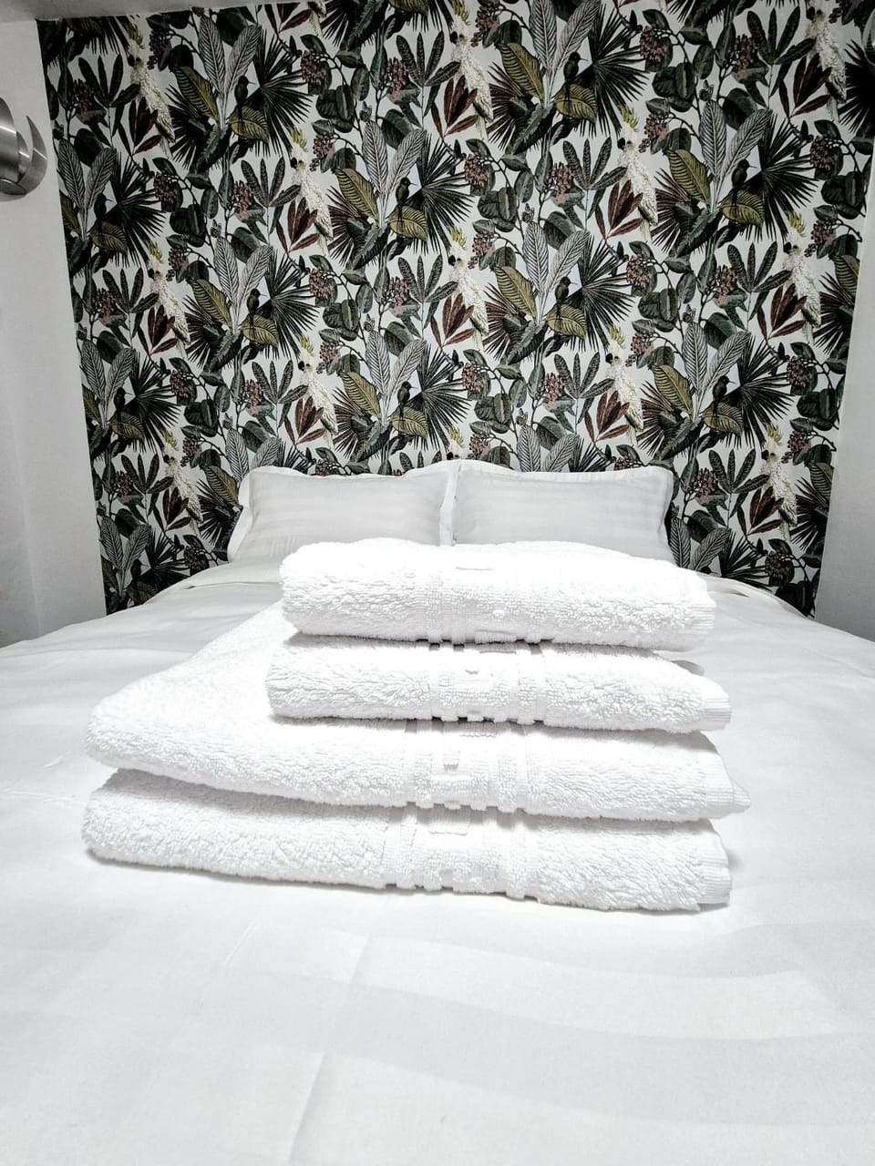 Bed, Bedroom, towels
