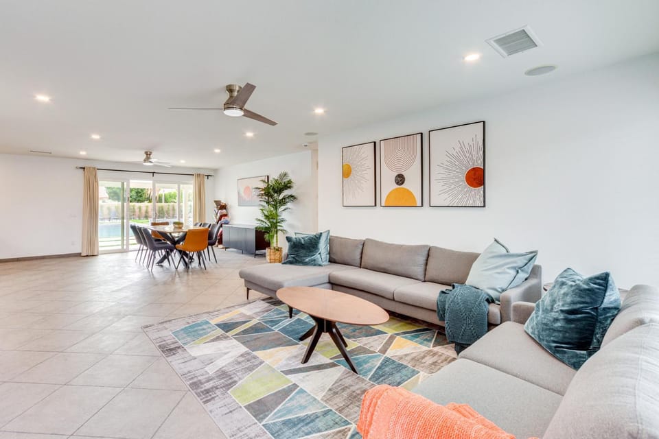 Outdoor Entertainment: Palm Springs Group Escape House in Palm Springs