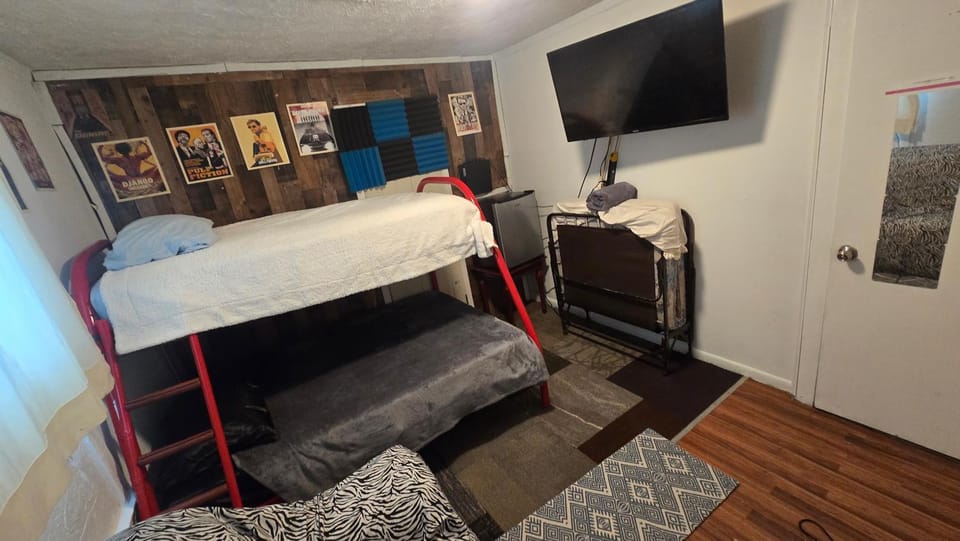 Bed, TV and multimedia, Bedroom, bunk bed