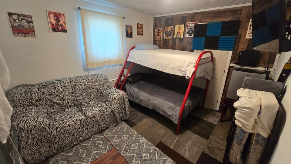 Bed, TV and multimedia, Living room, Photo of the whole room, Seating area, Bedroom, bunk bed