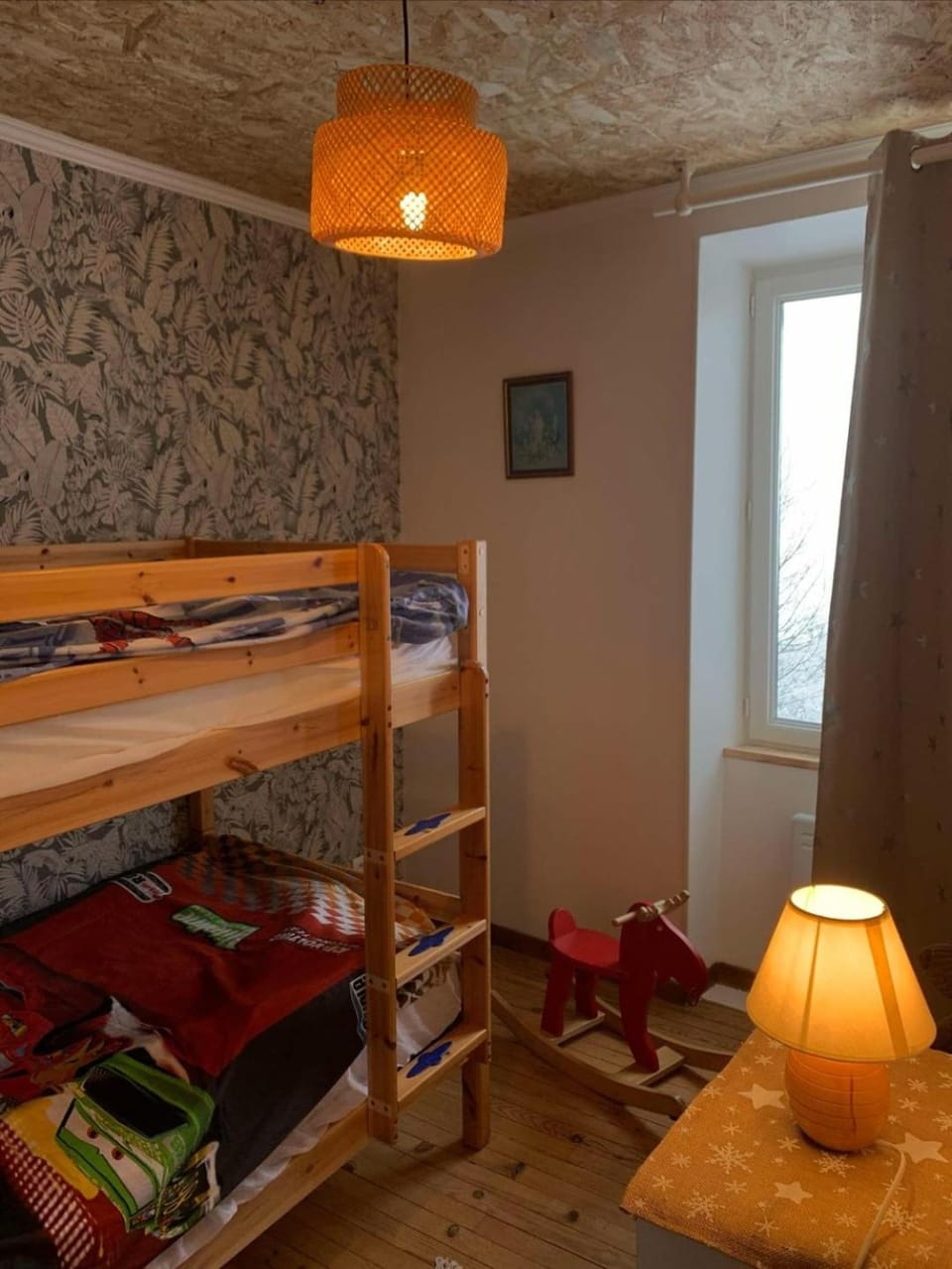 Bedroom, bunk bed