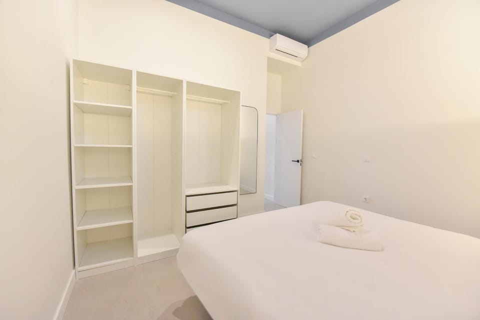 Bed, Photo of the whole room, towels, wardrobe