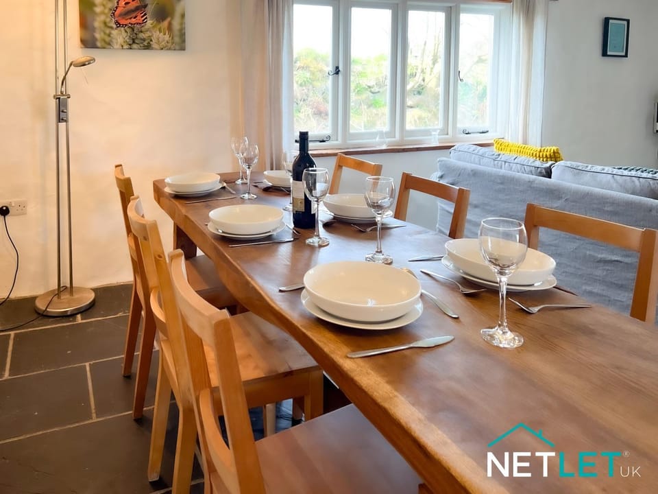 Seating area, Dining area