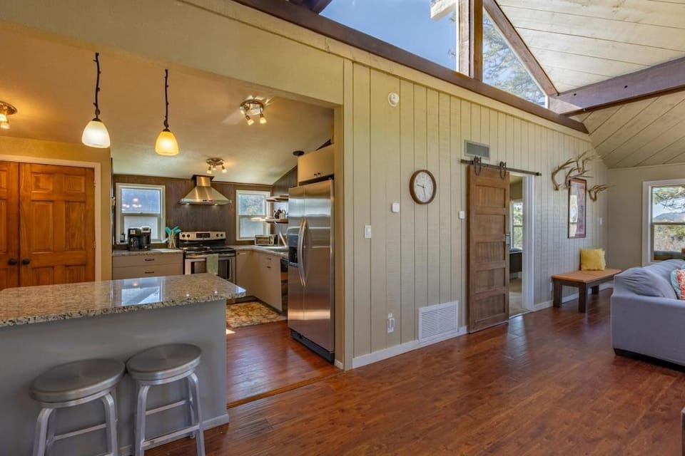Kitchen or kitchenette, Seating area