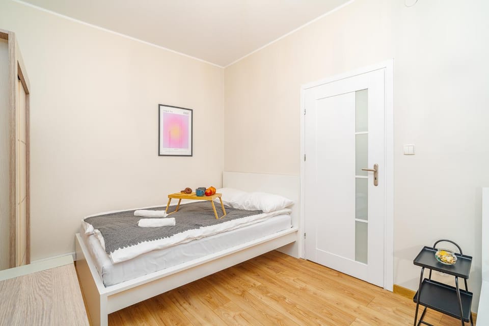 Bed, Photo of the whole room, Seating area, Bedroom, towels
