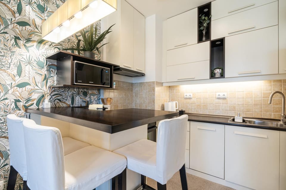 Kitchen or kitchenette, Dining area, dishwasher, stove