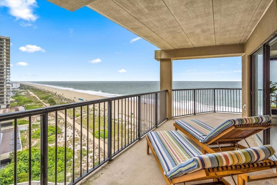 HPS 7J - Iridescent Waves House in Ocean City
