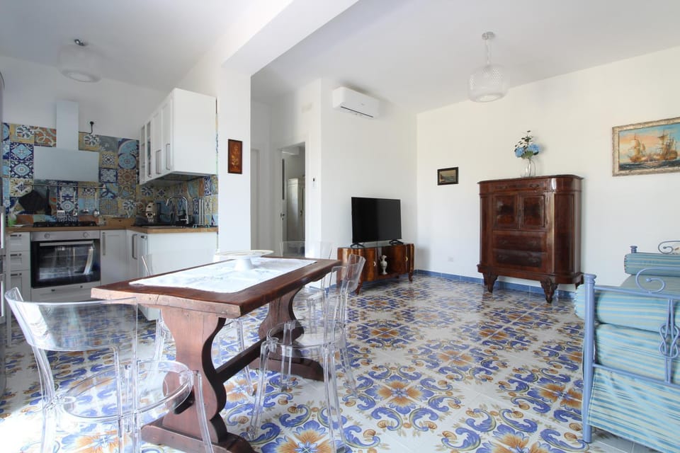 Kitchen or kitchenette, Seating area