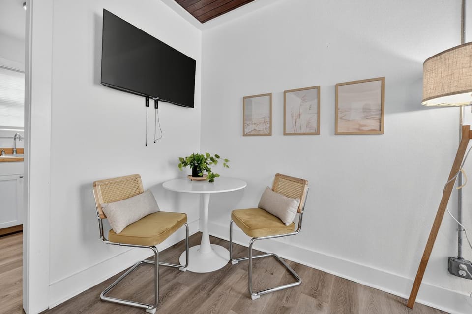 Seating area, Dining area