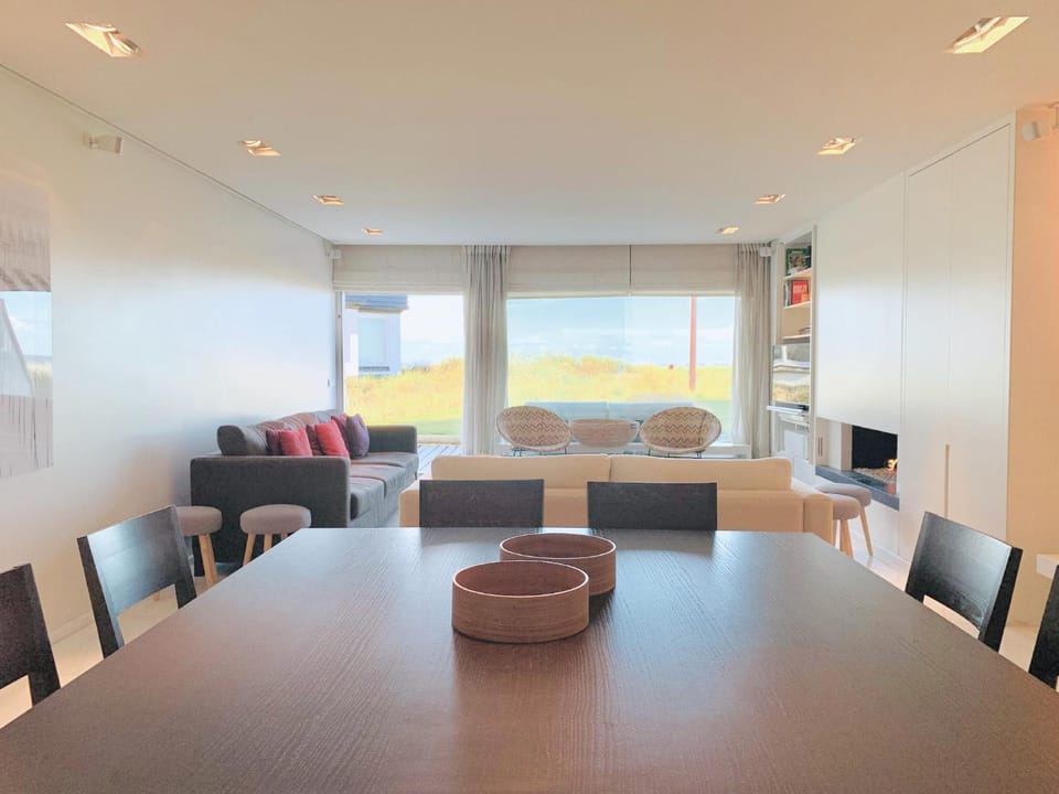 TV and multimedia, Living room, Seating area, Dining area