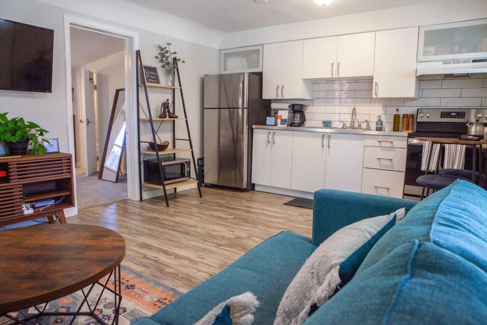 TV and multimedia, Coffee/tea facilities, Kitchen or kitchenette, Living room, Seating area