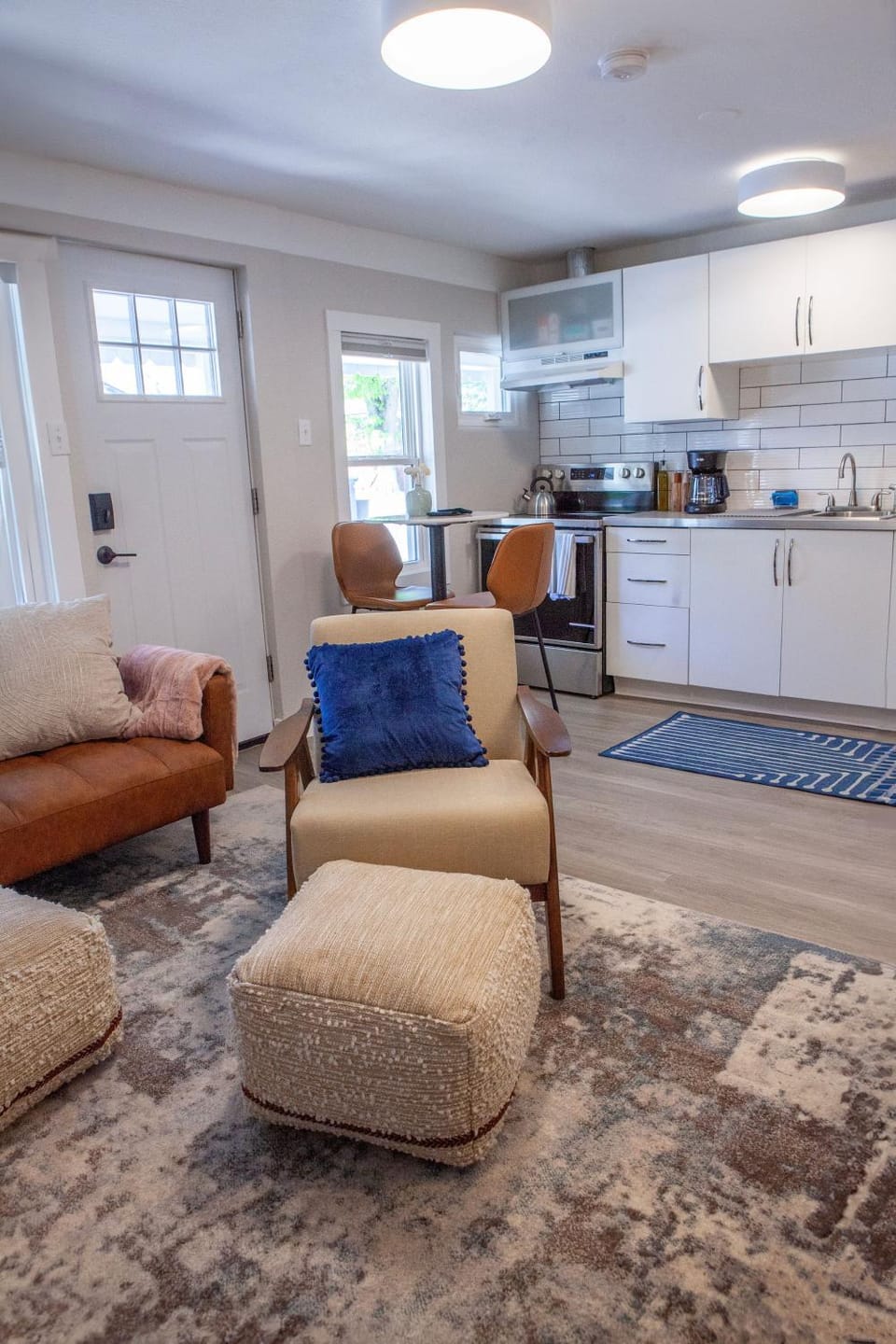 Coffee/tea facilities, Kitchen or kitchenette, Living room, Seating area, Dining area, kitchen