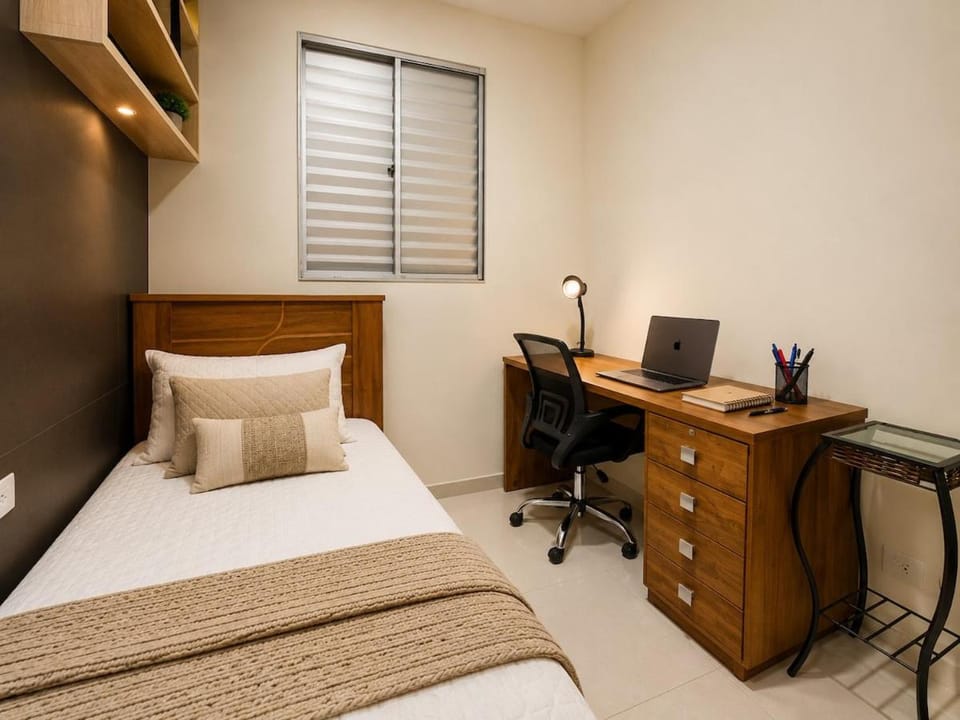 Apê elegante com ar-cond, vaga e ótima localização Apartment in State of Paraná