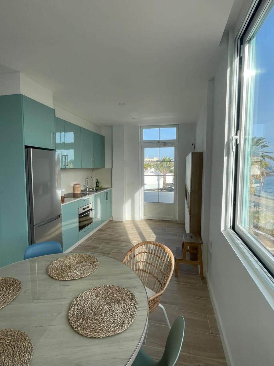 Kitchen or kitchenette, Living room, Seating area, Dining area