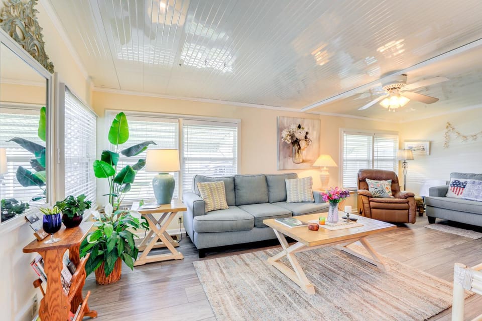 2 Mi to Venice Beach: Home w/ Pool Access House in Venice