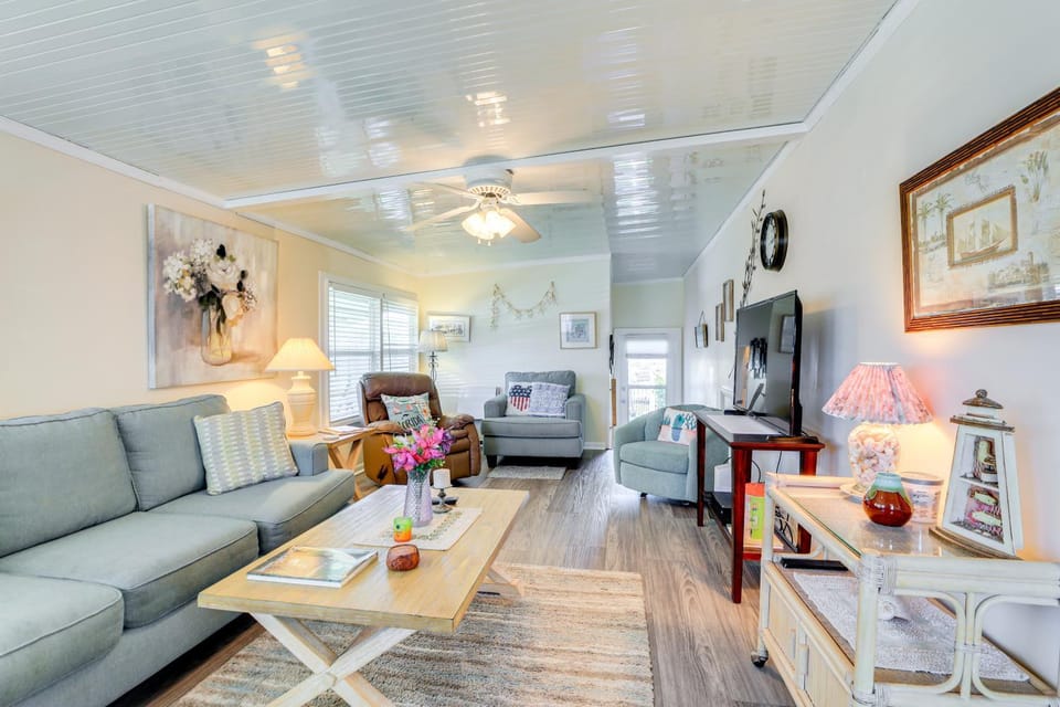 2 Mi to Venice Beach: Home w/ Pool Access House in Venice