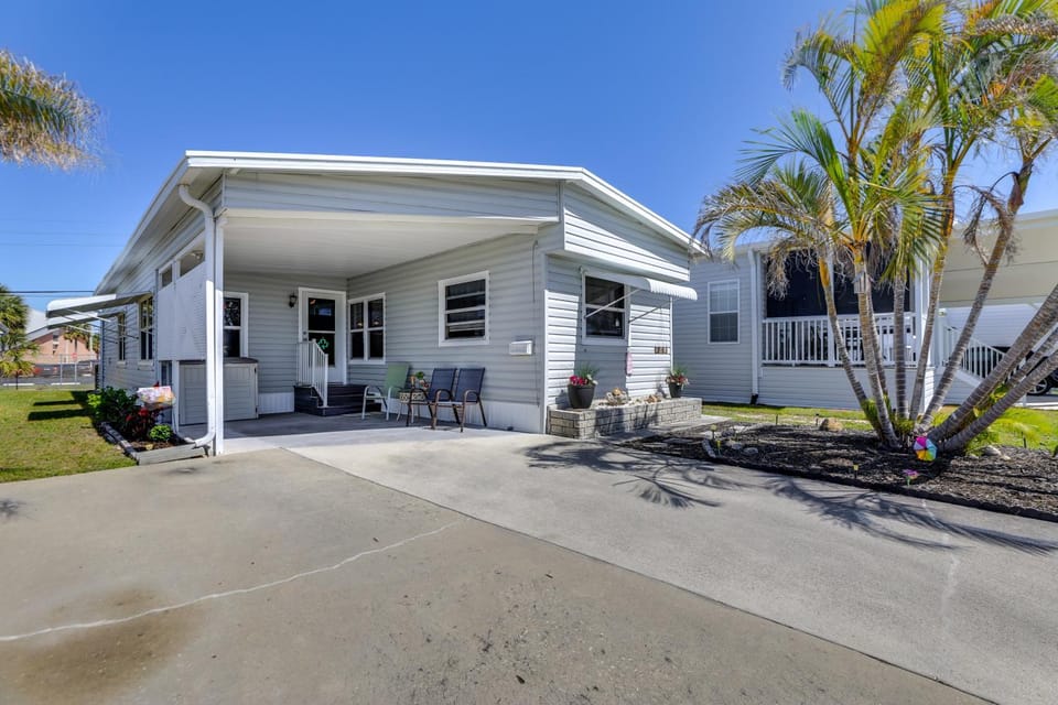 2 Mi to Venice Beach: Home w/ Pool Access House in Venice