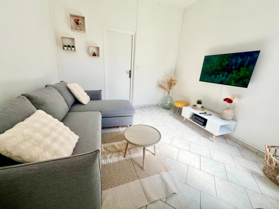 TV and multimedia, Living room, Seating area, internet