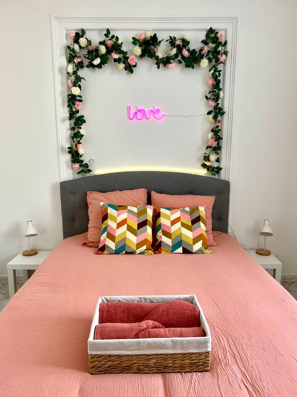 Bed, Photo of the whole room, Decorative detail, Bedroom