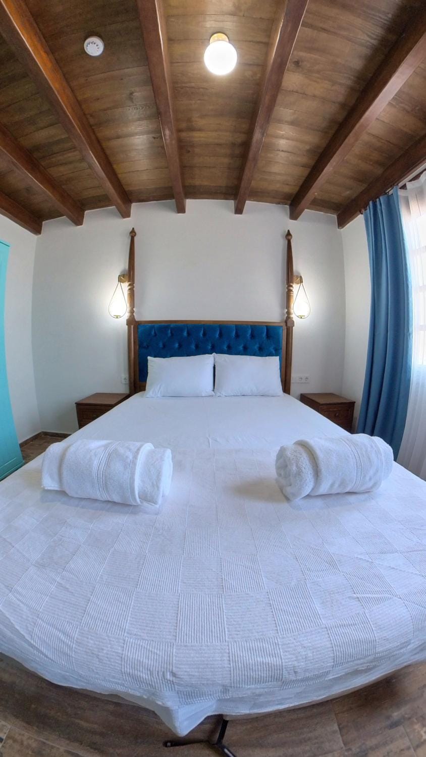 Bed, towels