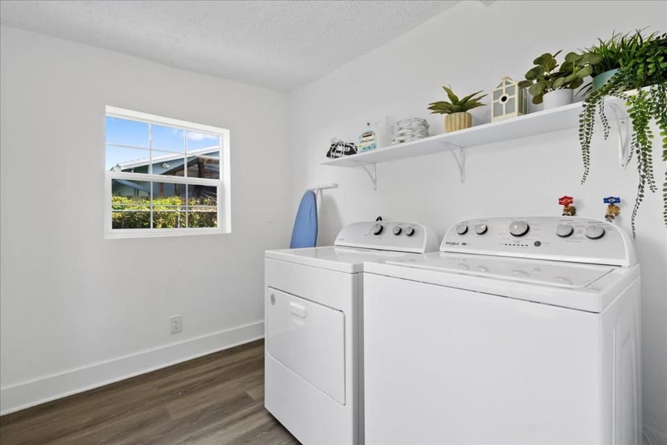 4BR Escape Near Beach & Downtown House in Oakland Park