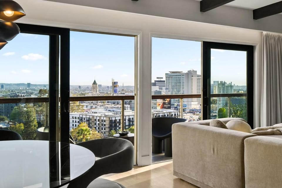Hollywood Hills 3 Bedroom Views and Jacuzzi House in Hollywood