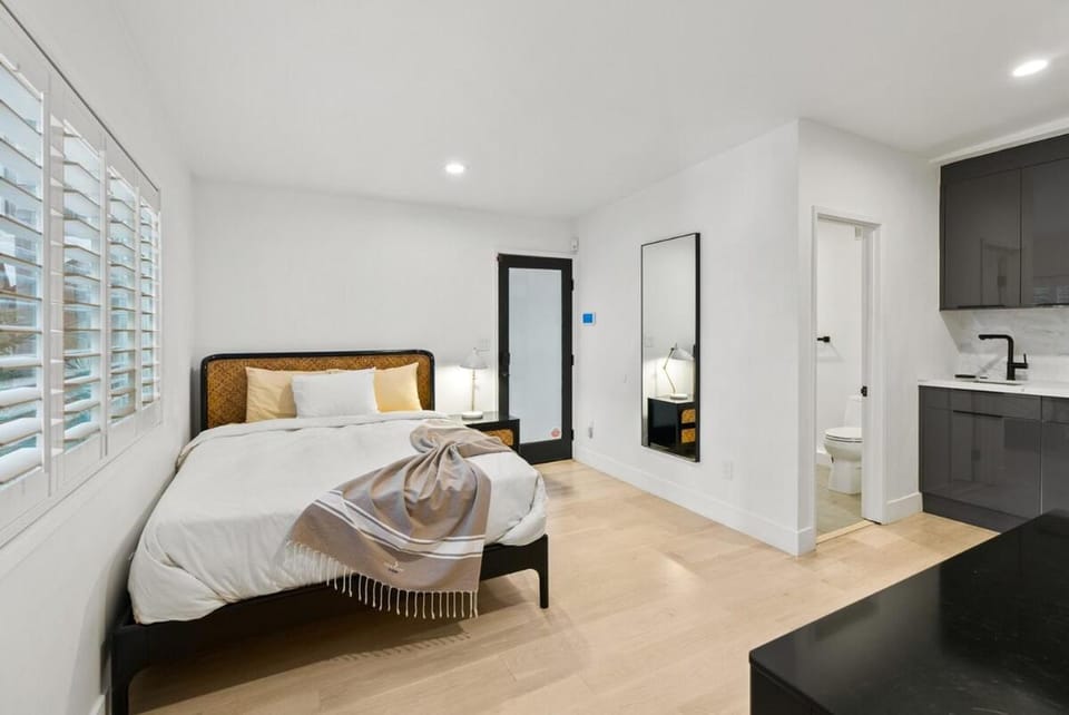 Hollywood Hills 3 Bedroom Views and Jacuzzi House in Hollywood