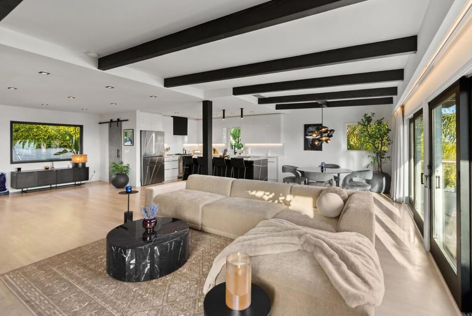 Hollywood Hills 3 Bedroom Views and Jacuzzi House in Hollywood