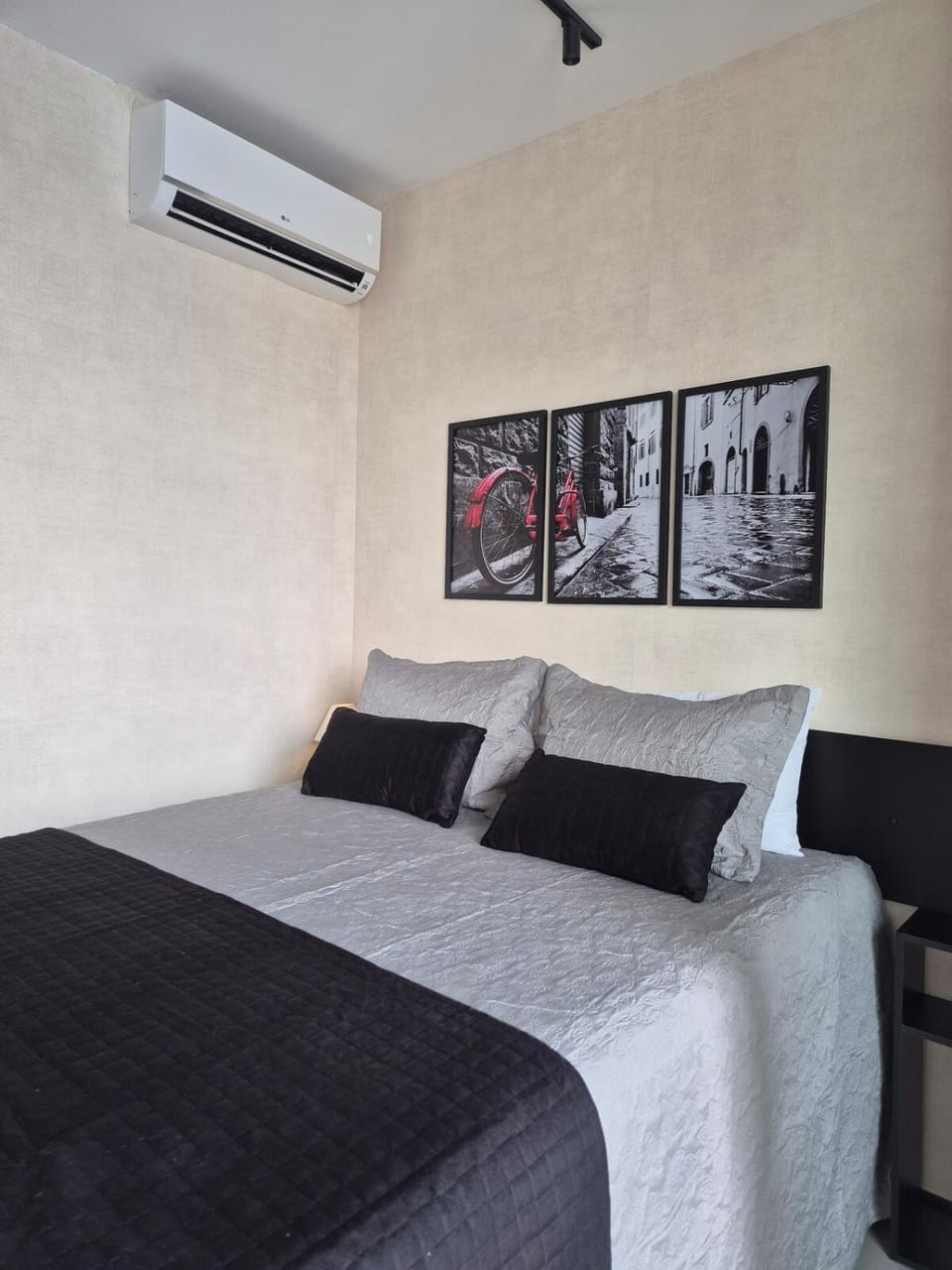 Bed, Photo of the whole room, air conditioner