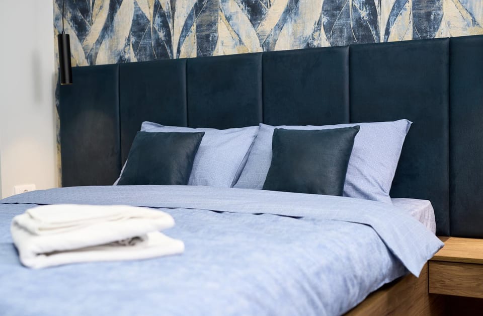 Bed, towels